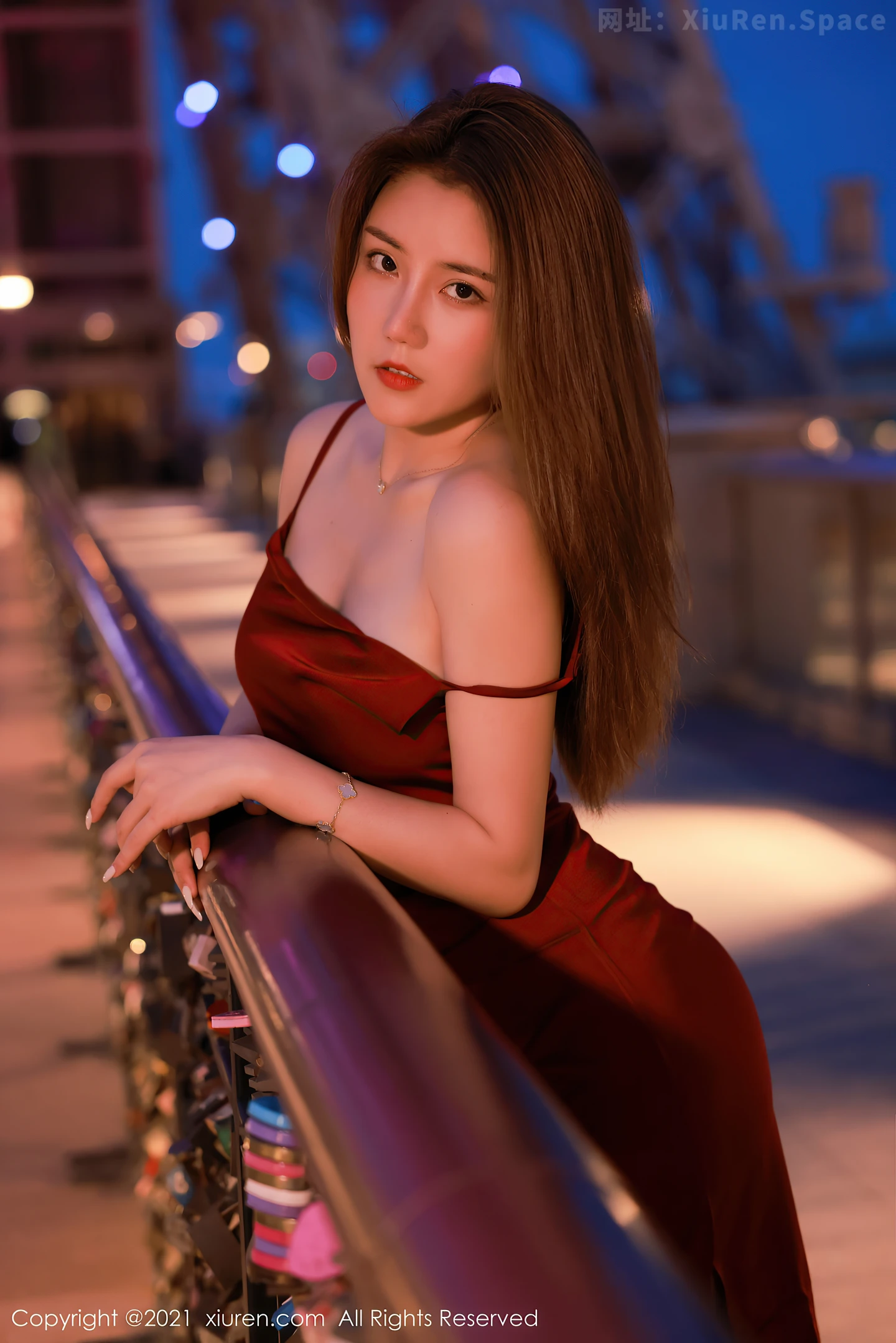 图片[2]-[XiuRen秀人网]VOL.3823 模特夏西CiCi澳门旅拍猩红华丽吊裙半脱秀白嫩肌肤迷人诱惑写真50P-秀人网官方网站